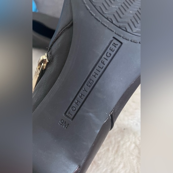 A pair of Tommy Hilfiger brown booties - Picture 2 of 7